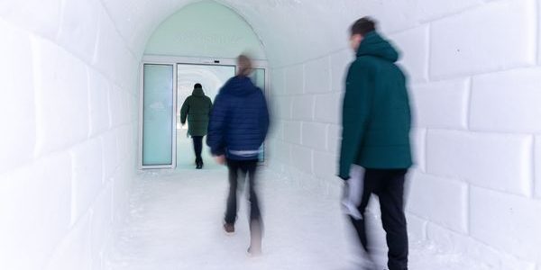 Dormakaba testet Systeme im nördlichsten Eishotel der Welt